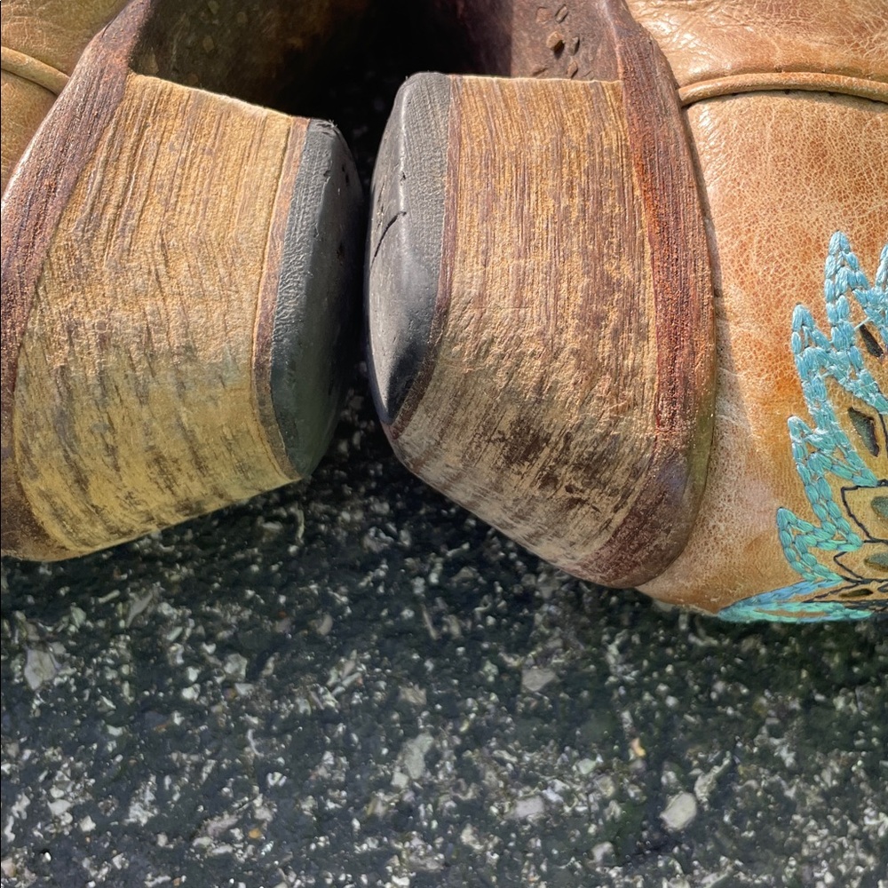 Ariat Stylish Western Boots with Red and Blue Accents - Picture 3 of 11